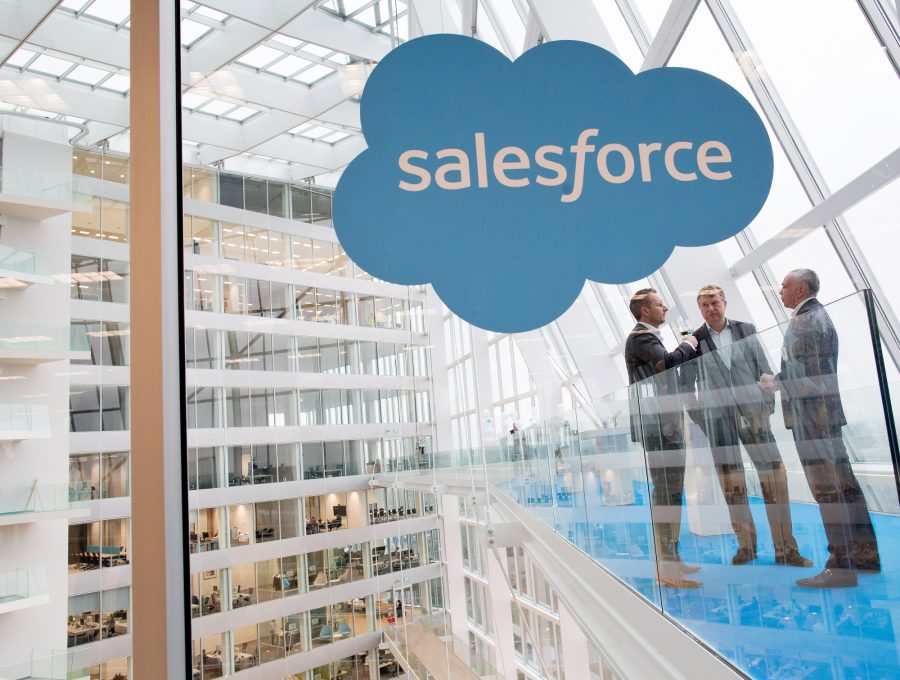 SALESFORCE CONTRATARÁ A 1.000 PERSONAS PARA IMPULSAR LAS VENTAS DE PRODUCTOS DE INTELIGENCIA ARTIFICIAL