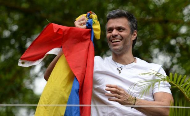 FUERZAS MILITARES ANTI-CHAVISTAS LIBERARON AL LÍDER OPOSITOR LEOPOLPO LÓPEZ Y GUIADÓ LLAMÓ A TOMAR LAS CALLES DE VENEZUELA