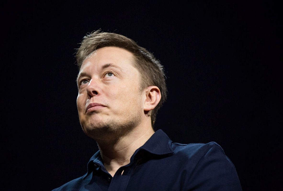 ELON MUSK VIVIÓ UN DÍA PARA EL OLVIDO: SU PATRIMONIO SE REDUJO $23,000 MILLONES Y X SUFRIÓ UN «CIBERATAQUE MASIVO»
