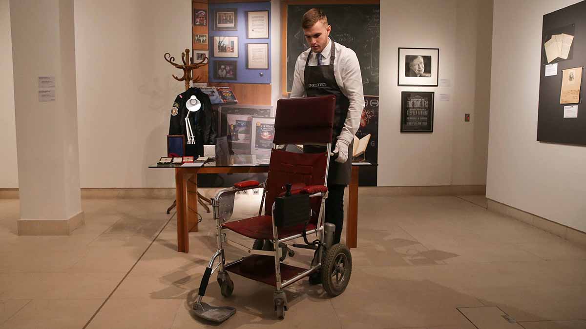 SILLA DE RUEDAS DE STEPHEN HAWKING ES SUBASTADA POR £ 300.000