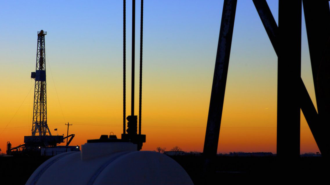 EL PETRÓLEO SE ELEVA A 51 DÓLARES DESPUÉS DE UNA FUERTE CAÍDA; LOS TEMORES DE CRECIMIENTO PESAN