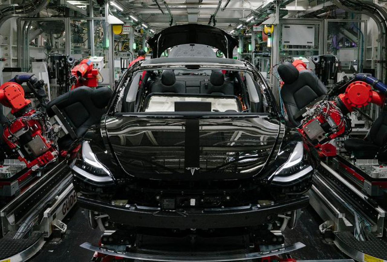 TESLA REDUCE LOS PRECIOS DE TODOS LOS VEHÍCULOS EN EE.UU., LAS ACCIONES CAEN