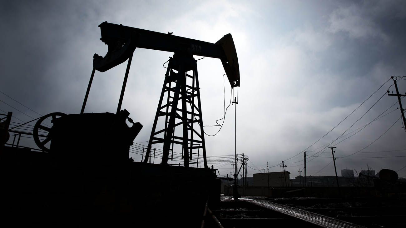 EL PETRÓLEO CAE A 53 DÓLARES POR LAS PREOCUPACIONES ECONÓMICAS Y EL AUMENTO DE LA OFERTA
