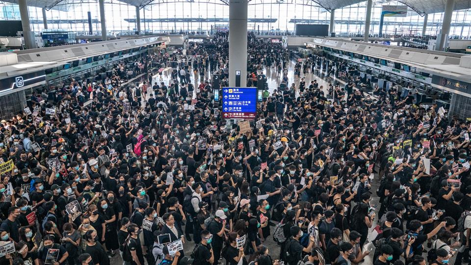 EL AEROPUERTO DE HONG KONG CERRÓ NUEVAMENTE POR PROTESTAS