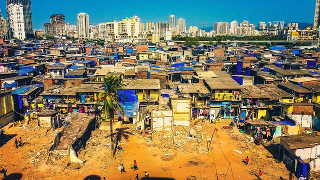 EL DESARROLLO EN CRISIS: EL MUNDO ENFRENTA DIVERSOS PELIGROS QUE SE DEBEN COMBATIR, PARA AYUDAR A LOS POBRES Y VULNERABLES