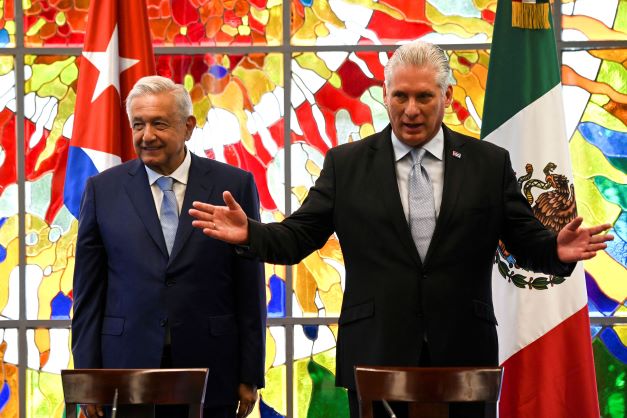 OPPENHEIMER: LA CONDECORACIÓN DE MÉXICO AL DICTADOR DE CUBA