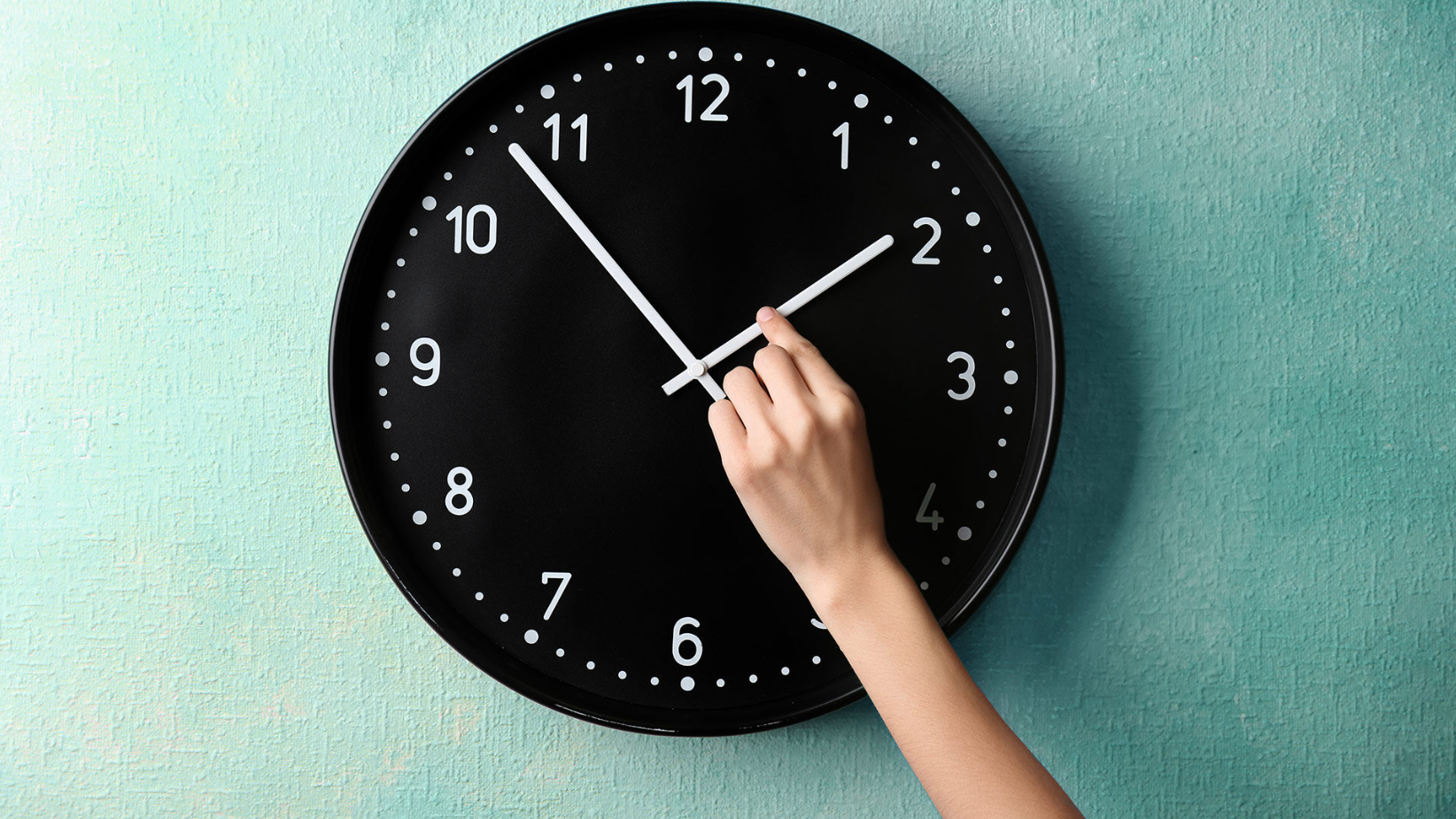 ESTE FIN DE SEMANA ES EL CAMBIO DE HORARIO EN EE.UU., ¿QUÉ DÍA Y A QUÉ HORA SE DEBE ATRASAR EL RELOJ?