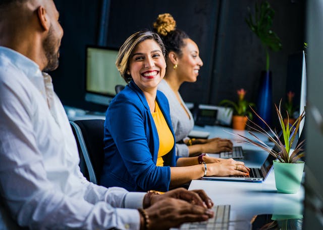 SER DIVERTIDO EN EL TRABAJO PUEDE TRAER BENEFICIOS: ESTUDIO