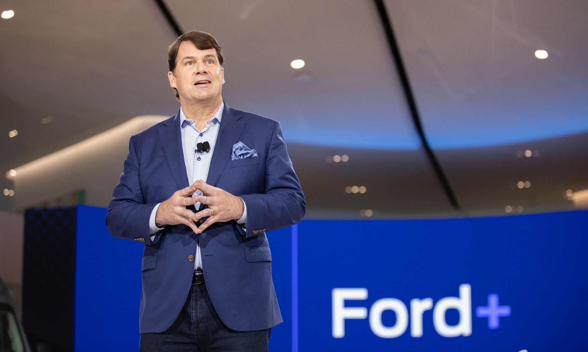 EL CEO DE FORD INSTA A WALL STREET A OLVIDAR A TESLA Y DICE QUE EL NEGOCIO «PRO» ES EL FUTURO DE LA INDUSTRIA AUTOMOTRIZ