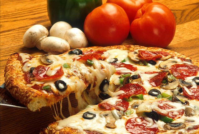 LOS ESTADOUNIDENSES CONSUMEN 3.000 MILLONES DE PIZZAS AL AÑO, UN PLATO QUE NACIÓ GRACIAS A LA POBREZA (VIDEO)