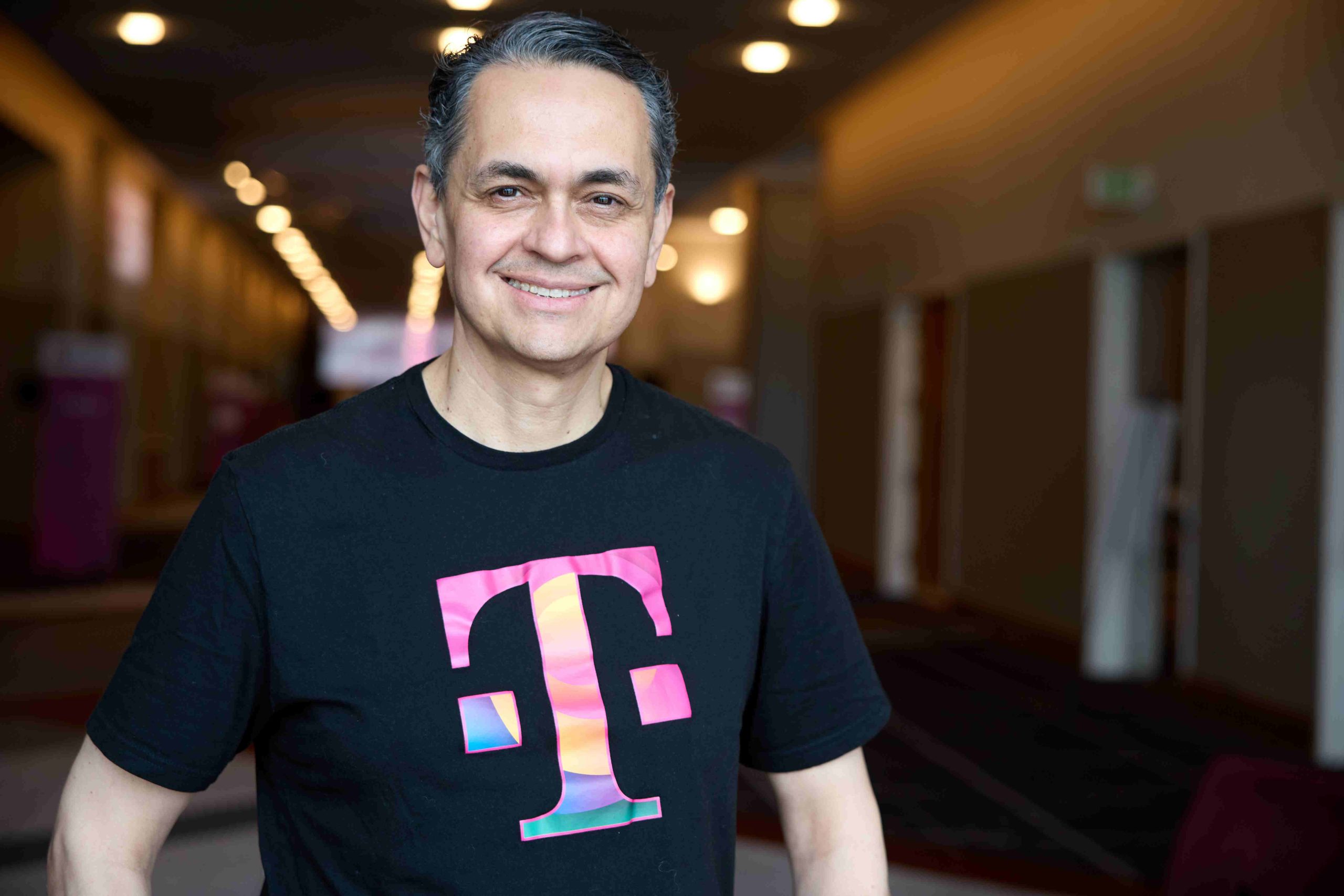 T-MOBILE OFRECE BENEFICIOS Y CONECTIVIDAD ENFOCADA EN LAS FAMILIAS HISPANAS DE LOS ESTADOS UNIDOS