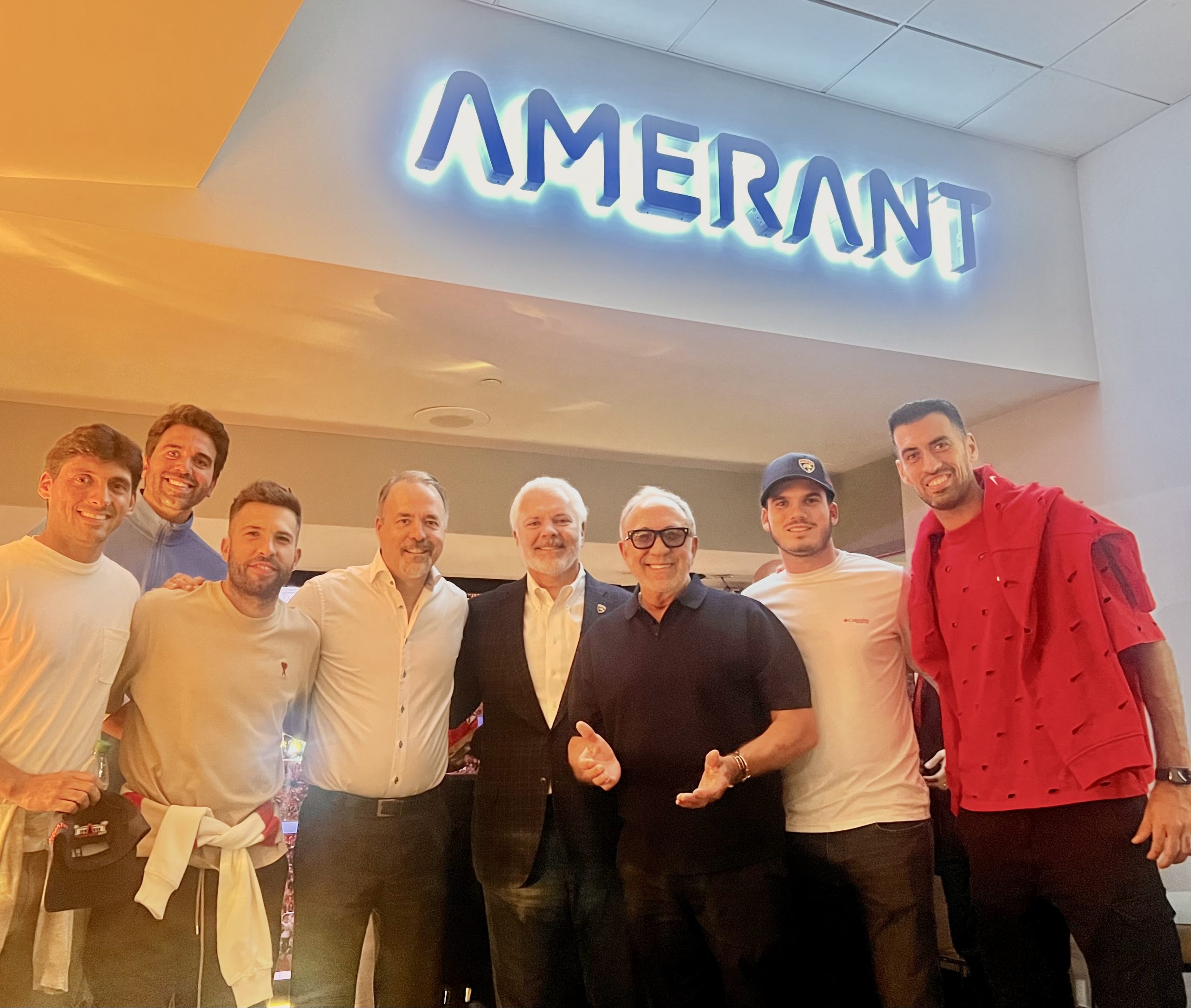 EMILIO ESTEFAN, SERGIO BUSQUETS, JOSÉ MAS, MARCELLO HERNÁNDEZ Y JERRY PLUSH PRESENTES EN LA SUITE DE AMERANT POR EL TRIUNFO DE LOS PANTHERS