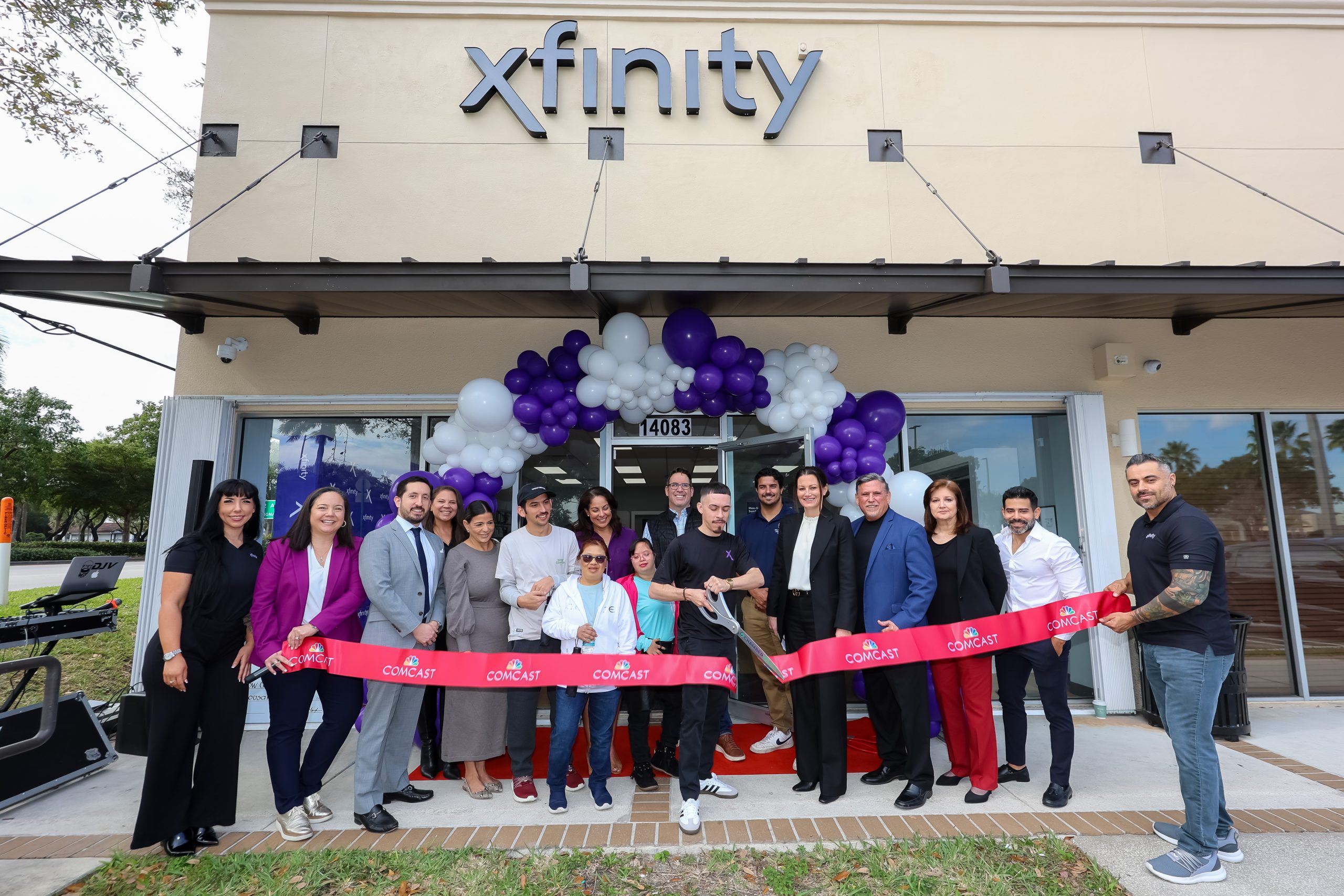 COMCAST CELEBRA APERTURA DE NUEVA TIENDA EN KENDALL CON DONACIÓN DE $10,000 DÓLARES A CENTRO PARA PERSONAS CON DISCAPACIDADES