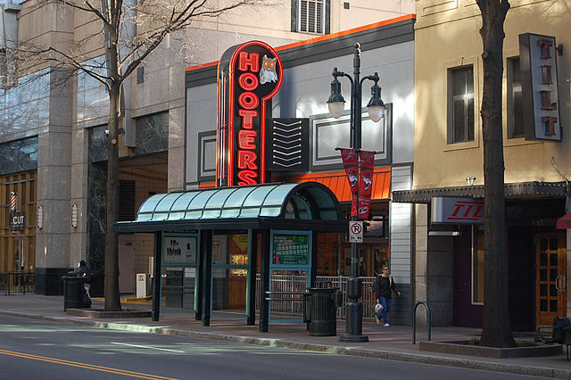 HOOTERS ANUNCIÓ QUE ESTÁ EN QUIEBRA: ¿DESAPARECERÁN DE MIAMI SUS RESTAURANTES?