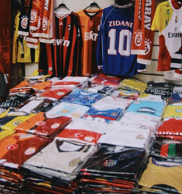 MIAMI: AUTORIDADES DECOMISAN MERCANCÍA FALSA REFERENTE A LA COPA MUNDIAL VALORADA EN MILLONES DE DÓLARES